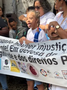 Famílias atípicas protestam em Salvador contra revisões do BPC e exigem revogação da MP 1.296